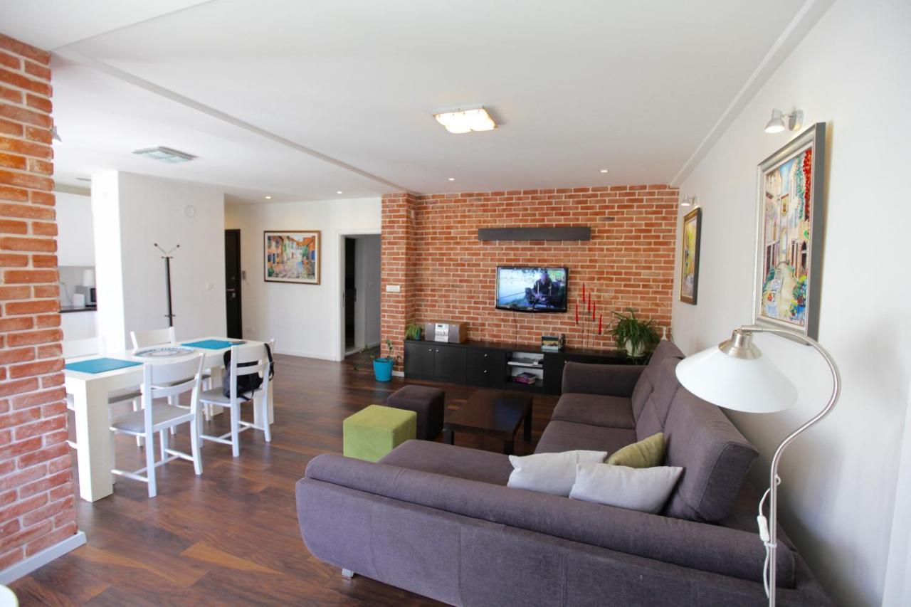 Brick On Macedonia Pedestrian Street Apartment